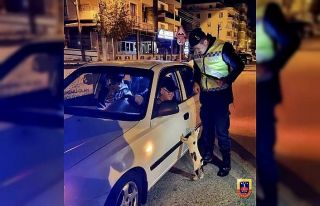 Tekirdağ’da denetim sırasında araca tırmanan...