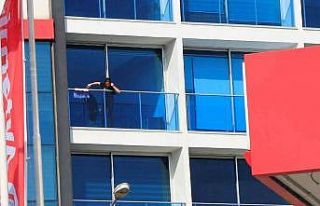 Temizlik yaparken balkonda mahsur kalan kadın, itfaiye...