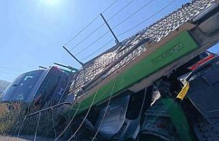 Tır kontrolden çıktı, lüks araçlar hurdaya döndü