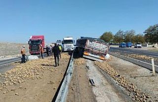 Tır refüje düştü, patatesler yola saçıldı:...