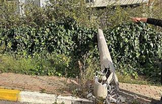 Tırın çarptığı elektrik direği devrildi