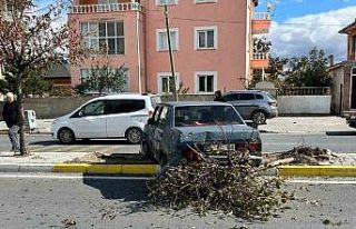 Tırla çarpışan otomobil refüje çıktı