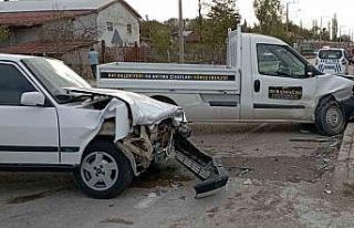 Tokat’ta kamyonetle otomobil kafa kafaya çarpıştı:...