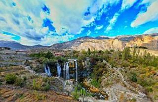 Tortum Şelalesi’ne sonbaharla gelen güzellik