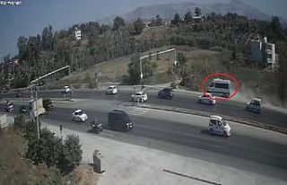 Trafik ışıklarında bekleyen araçları son anda...