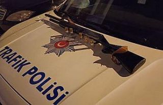 Trafik polislerinin şüphelendiği araçta tüfek...