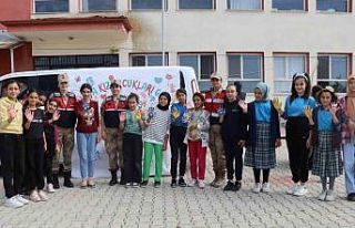 Tunceli’de jandarma, kız çocukları ile bir araya...