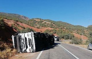 Tunceli’de tır devrildi: 1 yaralı