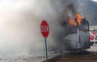 Tur midibüsü alev alev yanıp küle döndü