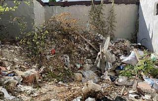 Turistik bölgedeki molozlu arsa kötü görüntü...