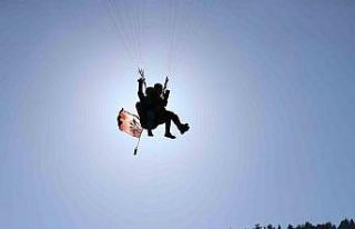 Türk bayraklarıyla dağın zirvesinden uçtular:...