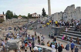 Üç bin kişiyle Apollon Tapınağı’nda “Toplu...