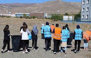 Üniversite öğrencilerinden çevre temizliği