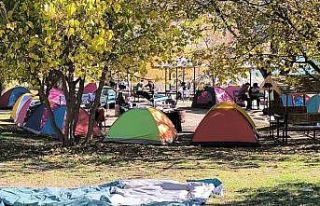 Üniversite öğrencilerinden göl kenarında kamp