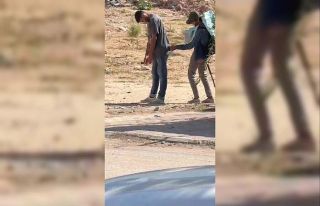 Uyuşturucunun etkisiyle ayakta uyudu, cebinden çalınan...