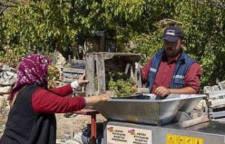 Üzüm sıkma makinesi çalışıyor, üretici keyfine...