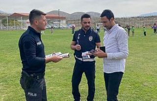 Üzümlü’de polisler bilgilendirme faaliyetinde...