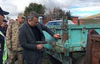 Vali Çiçek traktöre reflektör taktı