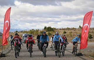 Vali Çiftçi gençlerle pedal çevirdi