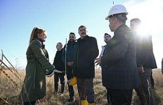 Vali Çiftçi, Karaz radyo istasyonunda incelemelerde...