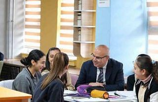 Vali Koç öğrencilerle bir araya geldi