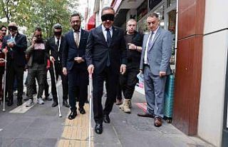 Vali Usta gözünü bağlayıp, engelliler yolunda...