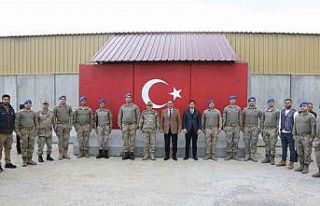 Vali Usta, üs bölgesinde Mehmetçik ile bir araya...