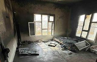 Yangın çıkan evdeki eşyalar kullanılamaz hale...