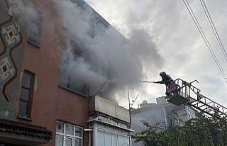 Yangında mahsur kalanları komşuları kurtardı