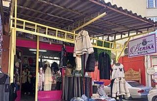 Yaşlı kadın, mağazanın önünde satılan montu...