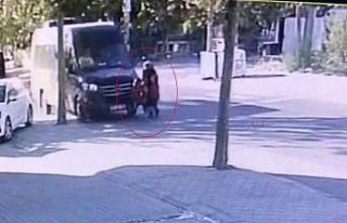 Yaya geçidinde anne ve çocuklarına çarpan sürücü...