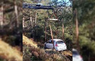 Yedigöller yolunda otomobil, ağaçlık alana uçtu:...