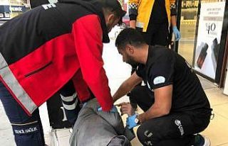 Yerde hareketsiz yatan madde bağımlısı hastaneye...