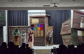 Yetişkinler ve çocuklar tiyatro ile eğlendi