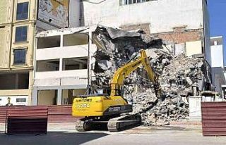 Yıkım esnasında başına moloz isabet eden işçi...