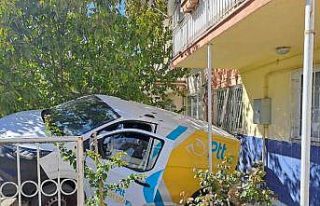 Yokuşta bırakılan PTT kargo aracı geri kayarak...