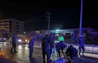 Yola atlayan kadına otomobil çarptı