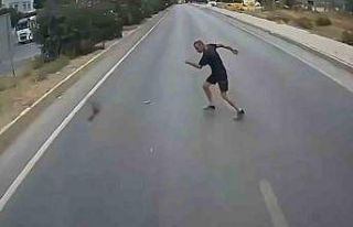 Yola düşen telefonunu almak isterken canından oluyordu