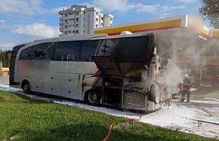 Yolcu otobüsünde yangın: Sürücü aracı akaryakıt...