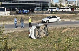 Yoldan çıkan otomobil yan yattı, sürücü yaralandı