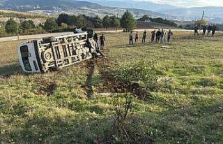 Yoldan çıkan servis aracı şarampole devrildi:...