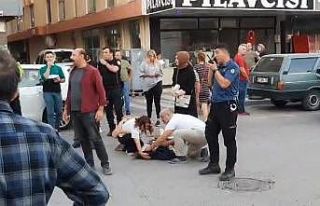 Yolun karşısına geçmek isteyen genç kızı savuran...