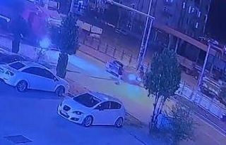 Yolun karşısına geçmek isteyen yayaya otomobil...