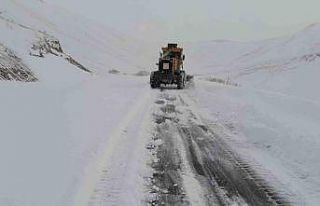 Yüksekova’da karla mücadele çalışması erken...