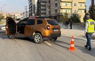 Yüksekova’da yolun karşısına geçmek isteyen...