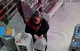 Yüzüğü önce denedi ardından çaldı: O anlar...