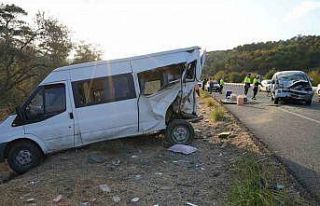 Zeytin işçilerini taşıyan minibüse ticari araç...