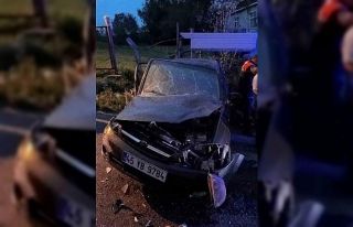 Zonguldak’ta otomobil istinat duvarına çarptı:...