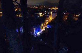 Zonguldak’ta virajı alamayan tır bahçeye uçtu:...