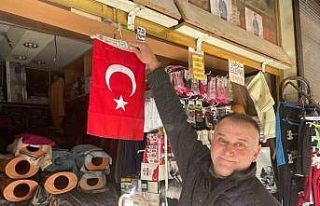 10 Kasım’da dükkanlar Türk bayraklarıyla donatıldı